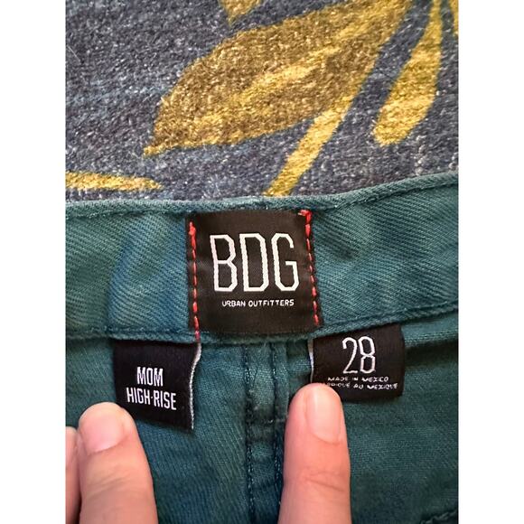 Urban Outfitters BDG Mom High Rise Cuffed Shorts Size 28 - Picture 2 of 4